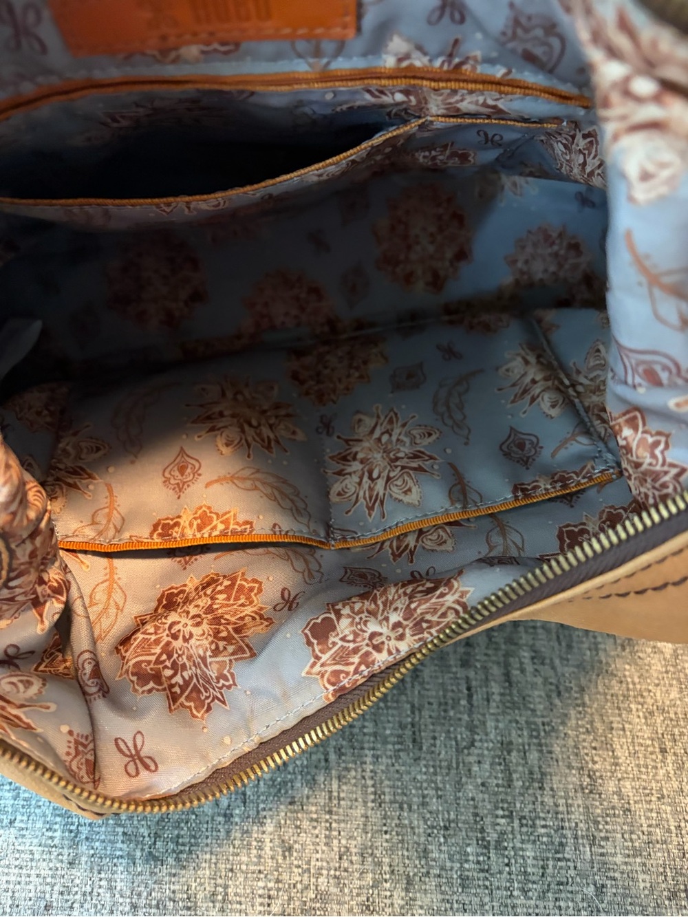 Hobo Classic Tan Leather Shoulder Bag - Picture 4 of 6